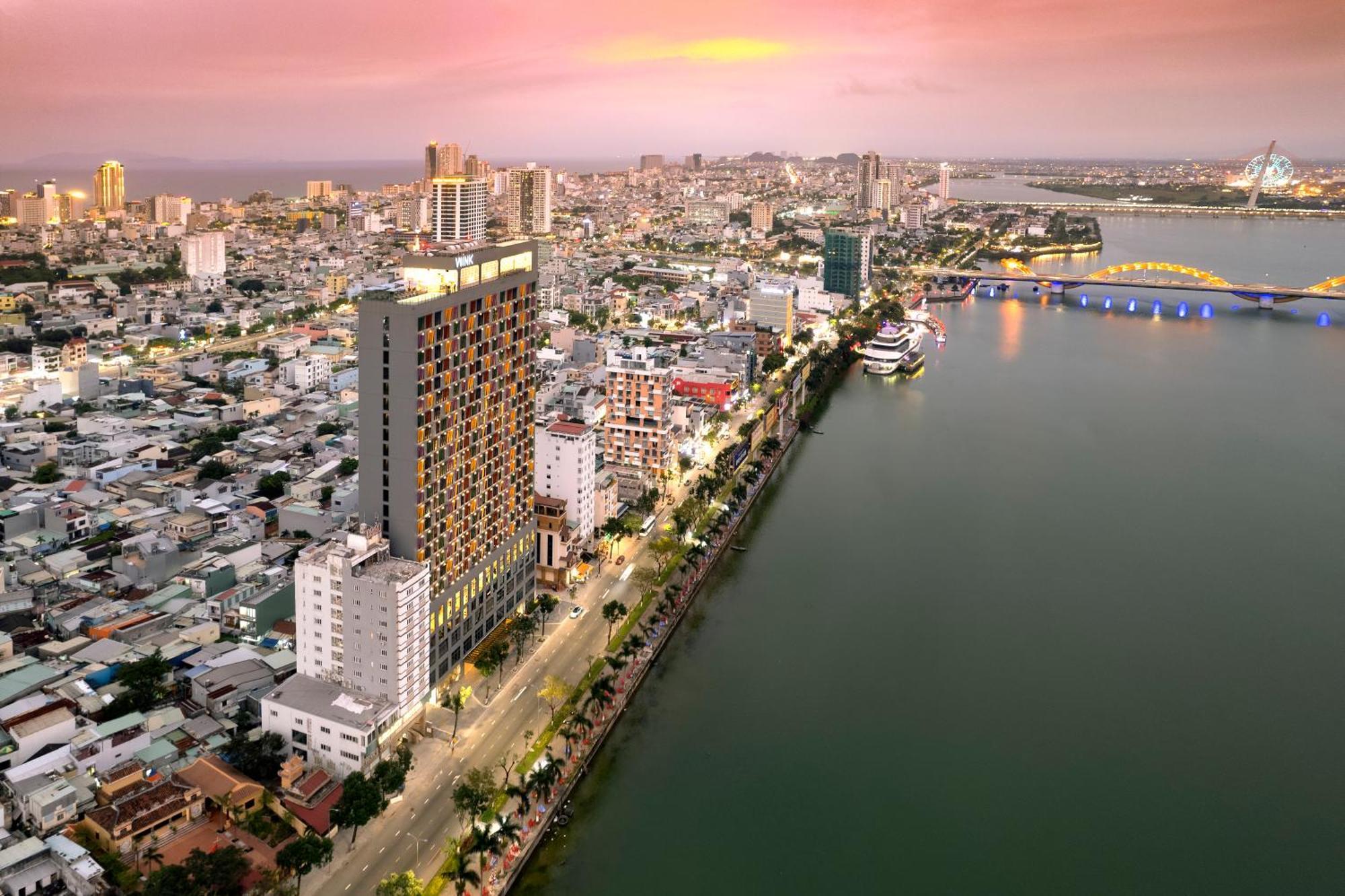 Wink Icon Hotel Danang Riverside - Luxury Suites - 24Hrs Stay & Rooftop Pool Bar Buitenkant foto