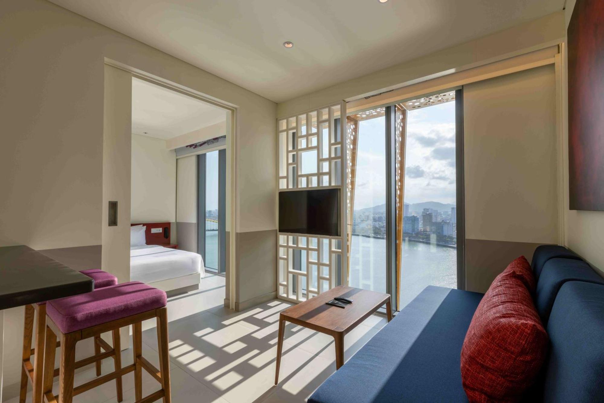 Wink Icon Hotel Danang Riverside - Luxury Suites - 24Hrs Stay & Rooftop Pool Bar Buitenkant foto