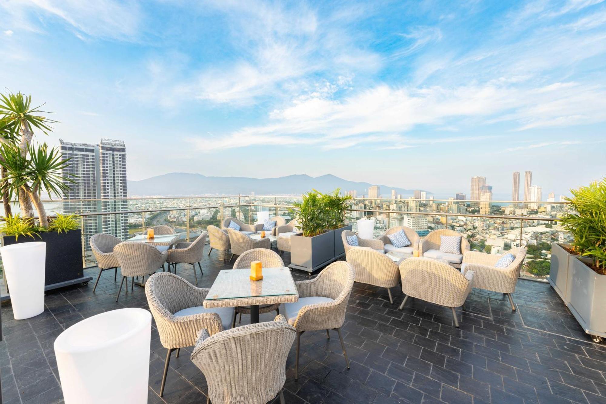 Wink Icon Hotel Danang Riverside - Luxury Suites - 24Hrs Stay & Rooftop Pool Bar Buitenkant foto