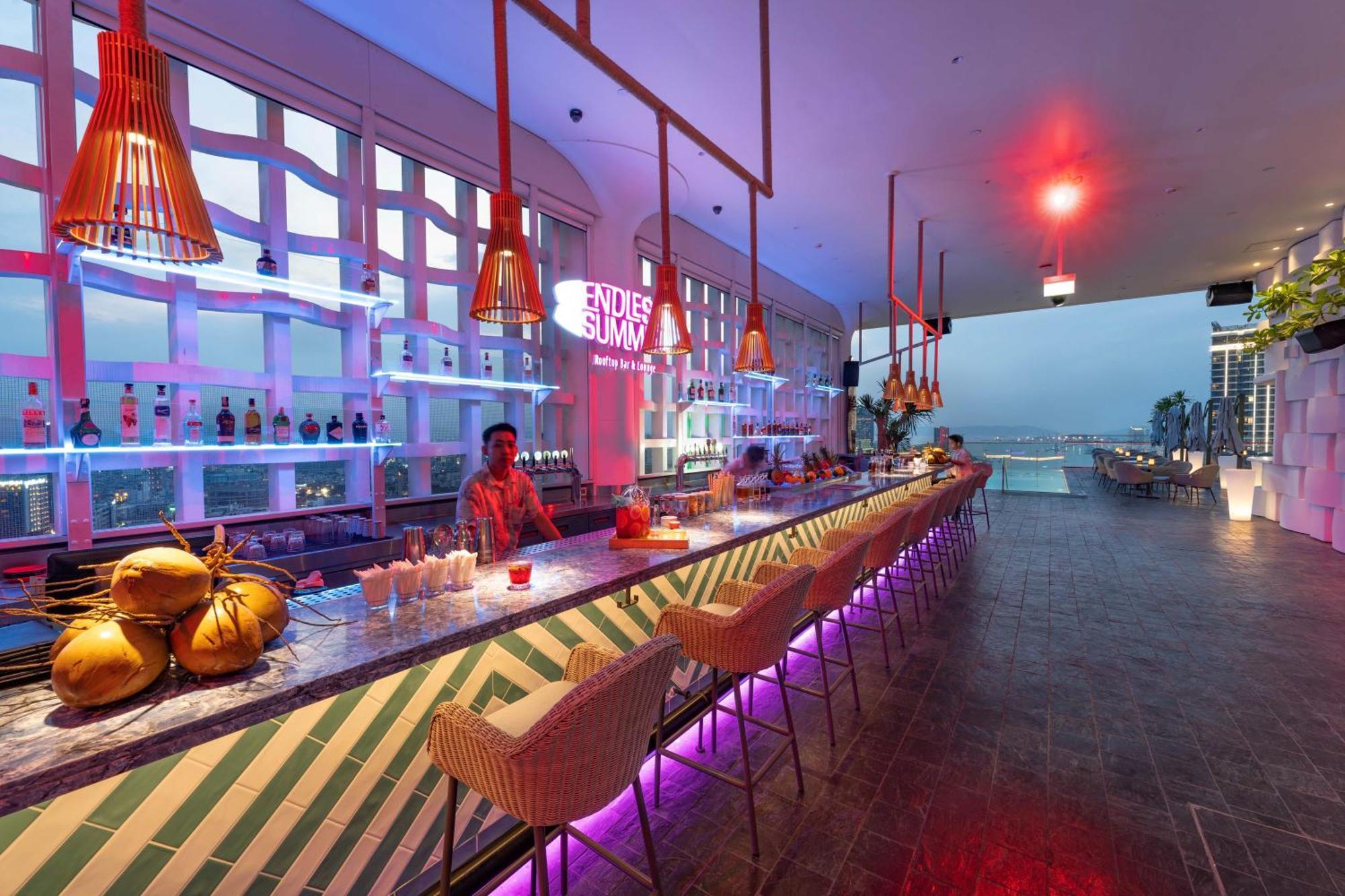 Wink Icon Hotel Danang Riverside - Luxury Suites - 24Hrs Stay & Rooftop Pool Bar Buitenkant foto