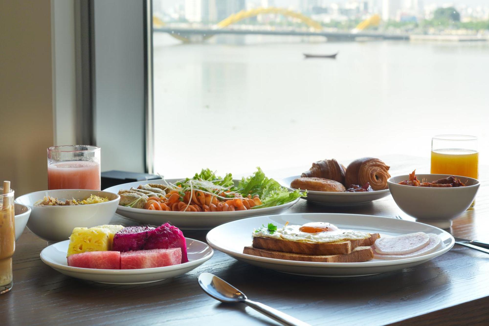 Wink Icon Hotel Danang Riverside - Luxury Suites - 24Hrs Stay & Rooftop Pool Bar Buitenkant foto