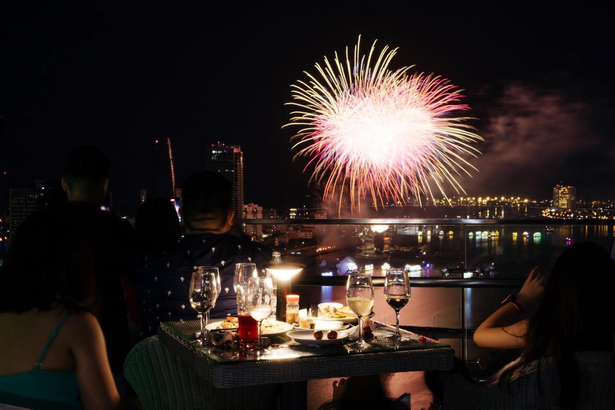 Wink Icon Hotel Danang Riverside - Luxury Suites - 24Hrs Stay & Rooftop Pool Bar Buitenkant foto