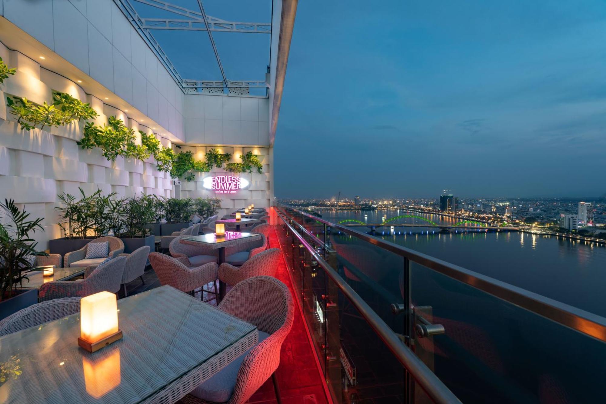 Wink Icon Hotel Danang Riverside - Luxury Suites - 24Hrs Stay & Rooftop Pool Bar Buitenkant foto