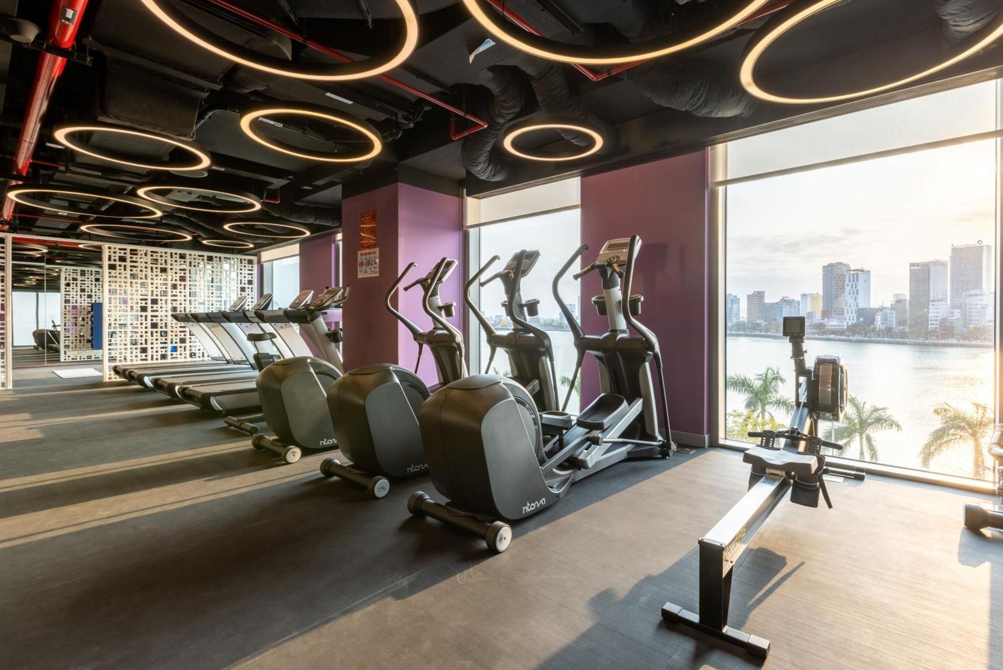 Wink Icon Hotel Danang Riverside - Luxury Suites - 24Hrs Stay & Rooftop Pool Bar Buitenkant foto