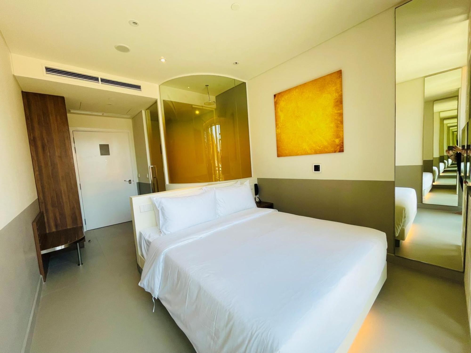 Wink Icon Hotel Danang Riverside - Luxury Suites - 24Hrs Stay & Rooftop Pool Bar Buitenkant foto