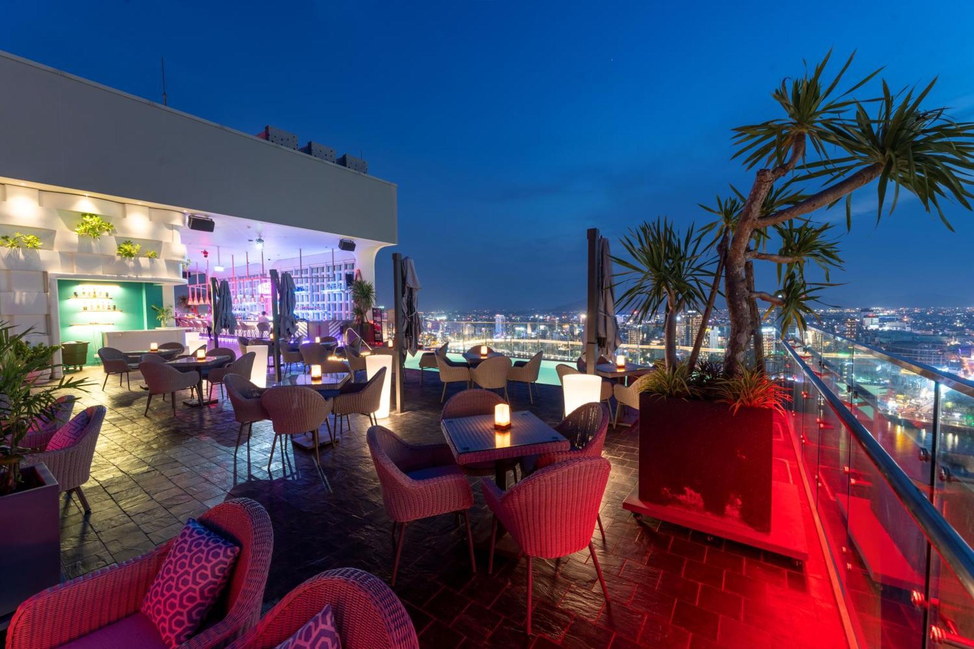 Wink Icon Hotel Danang Riverside - Luxury Suites - 24Hrs Stay & Rooftop Pool Bar Buitenkant foto