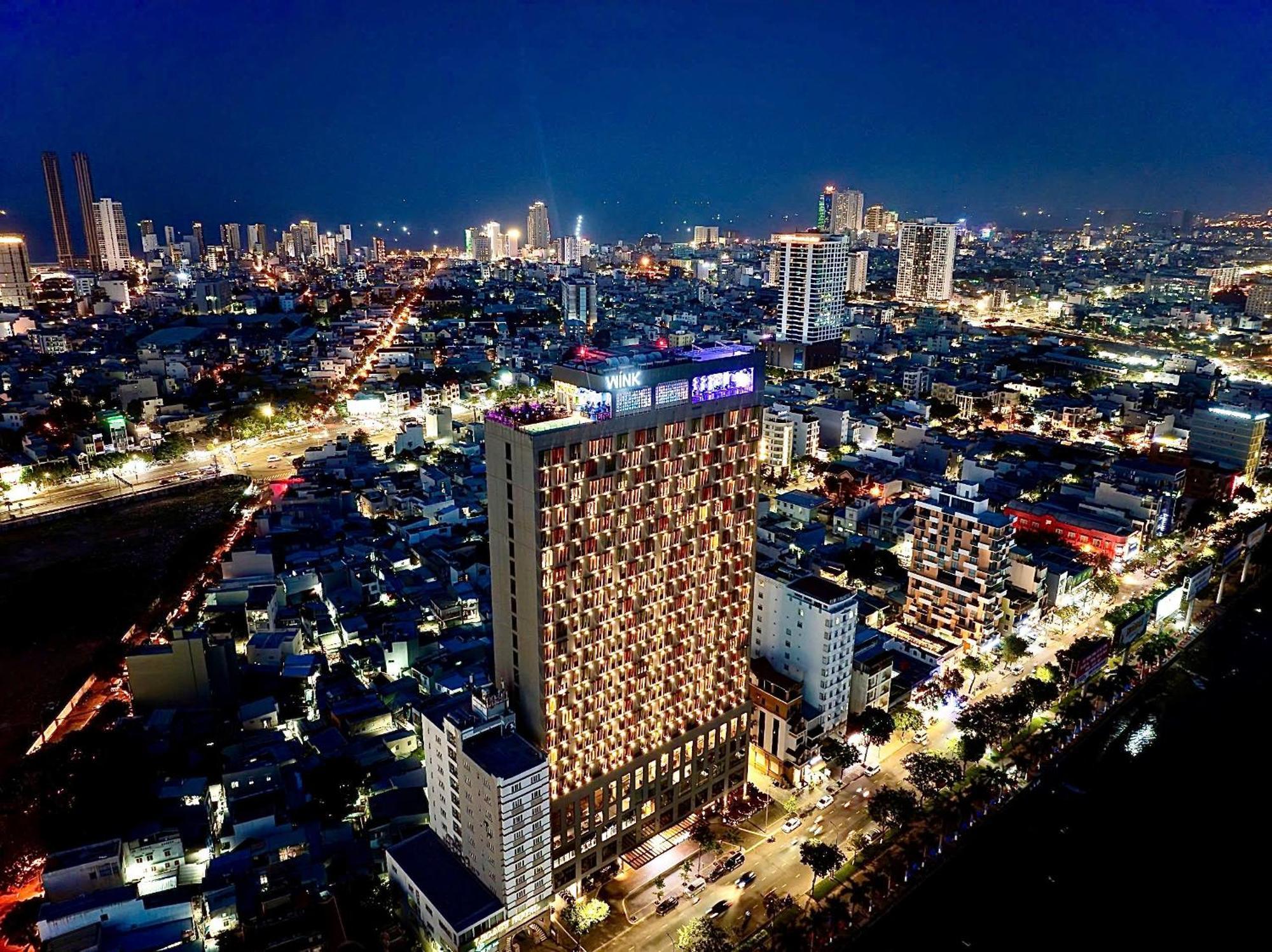 Wink Icon Hotel Danang Riverside - Luxury Suites - 24Hrs Stay & Rooftop Pool Bar Buitenkant foto