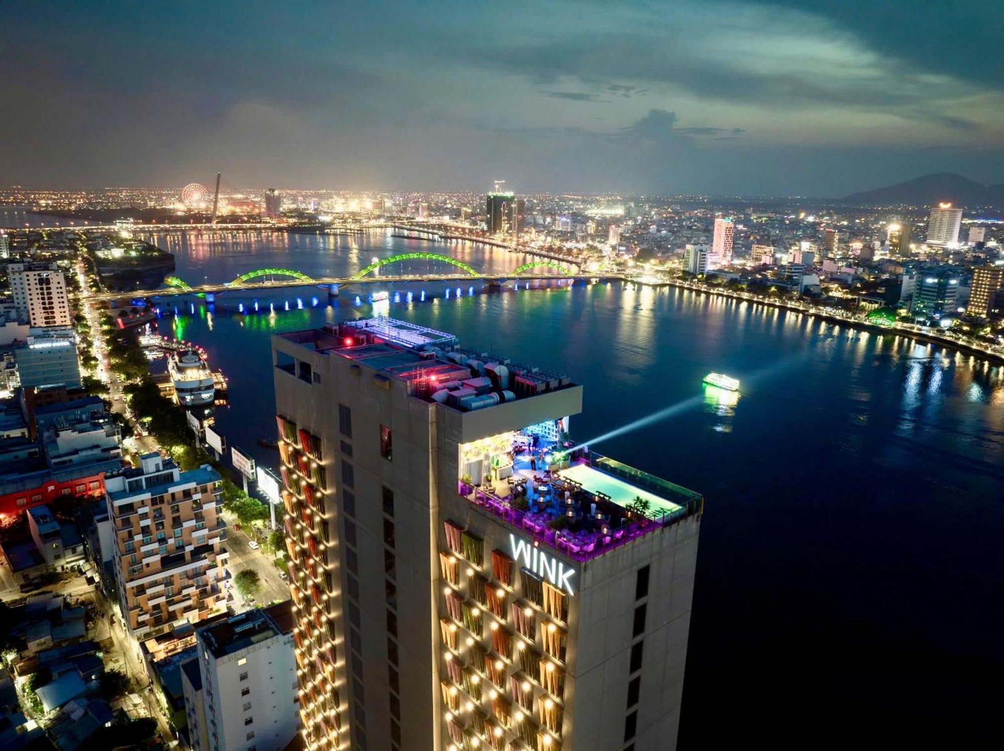 Wink Icon Hotel Danang Riverside - Luxury Suites - 24Hrs Stay & Rooftop Pool Bar Buitenkant foto